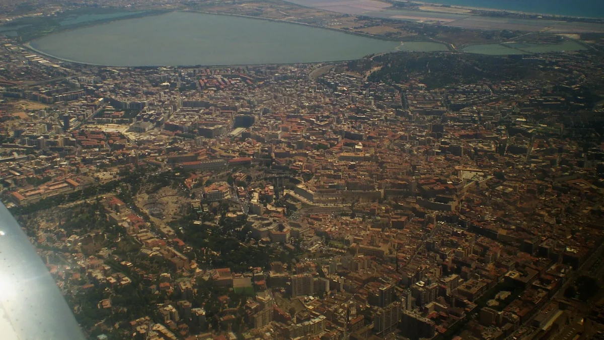 Flygbild över Cagliari med Molentargius, Poetto och Quartu Sant Elena.